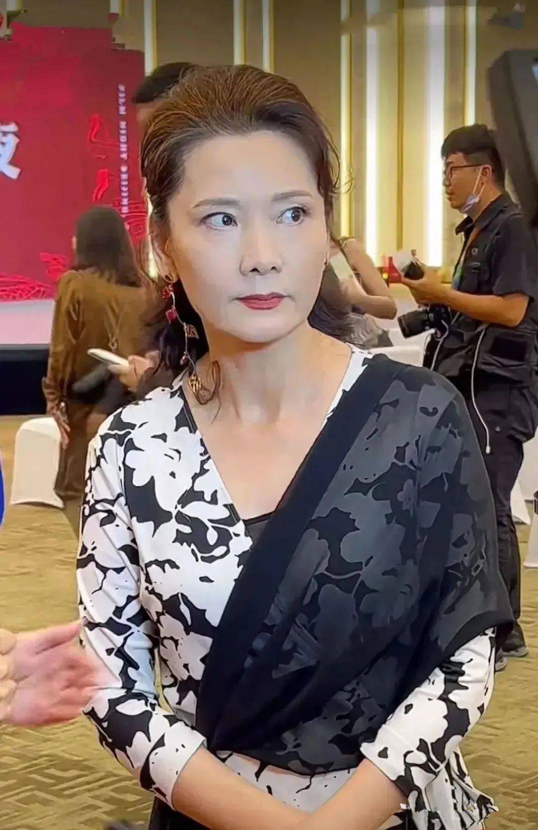 何赛飞没整容很自然漂亮,60岁白发分明跟农家奶奶无异,但气质好_感觉