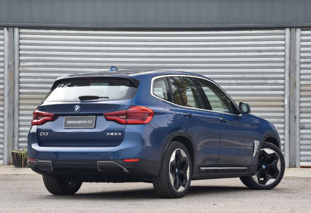 最后的动力性能,宝马ix3给出了500km续航,三年质保和最高180km/h车速