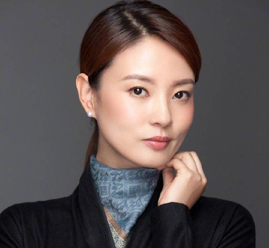 电视美女主持人刘芳菲罕晒近况,下田摘菜接地气,穿紧身衣显丰腴_网友