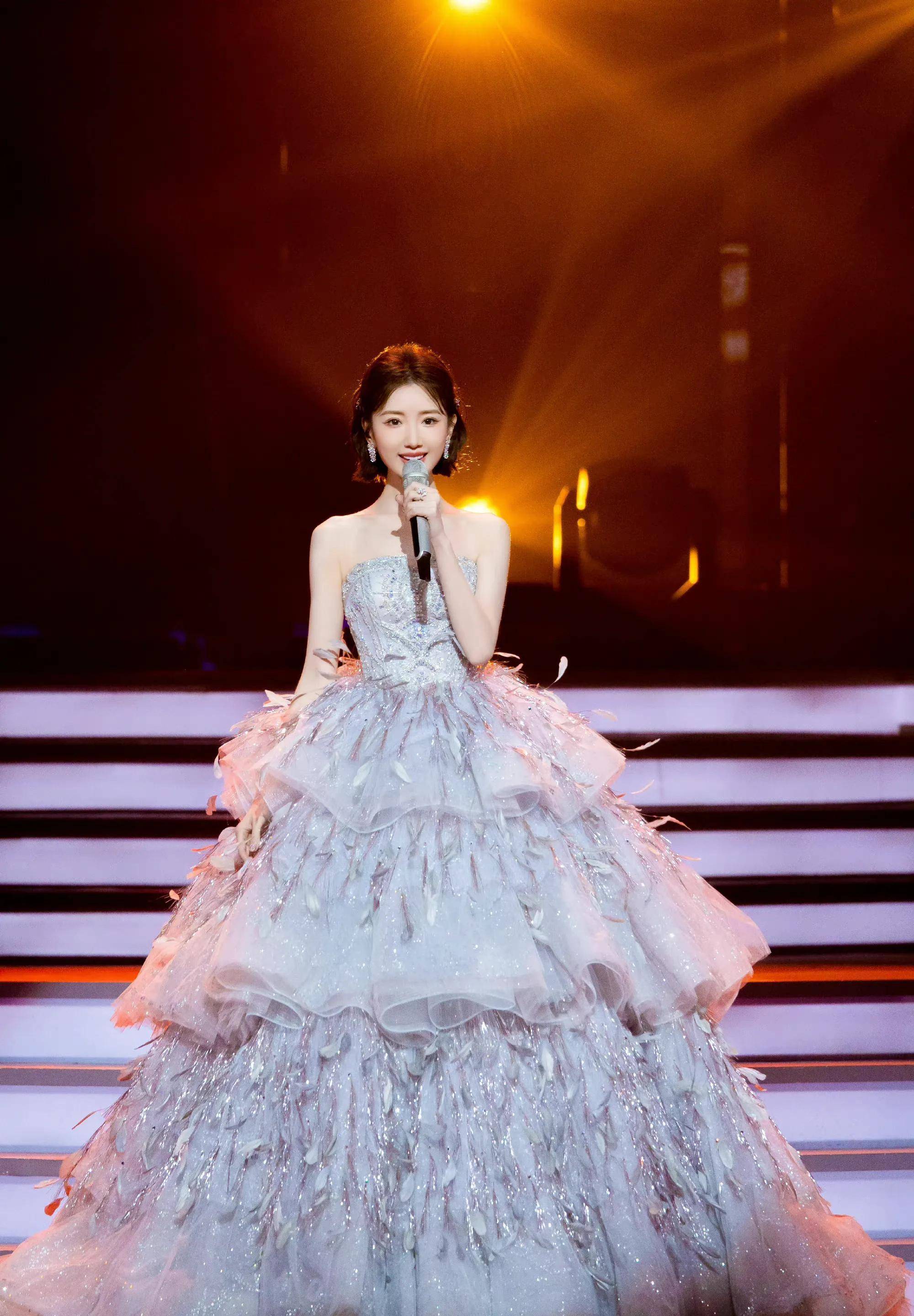 毛晓彤红毯look银羽蓬蓬裙,美如银河仙女_玫瑰_恋情_眼神
