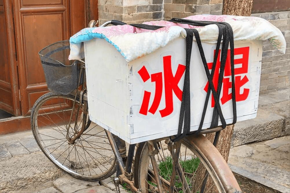 老冰棍也是无数90后的回忆,那时候卖冰棍都不用去小卖部,人家骑着