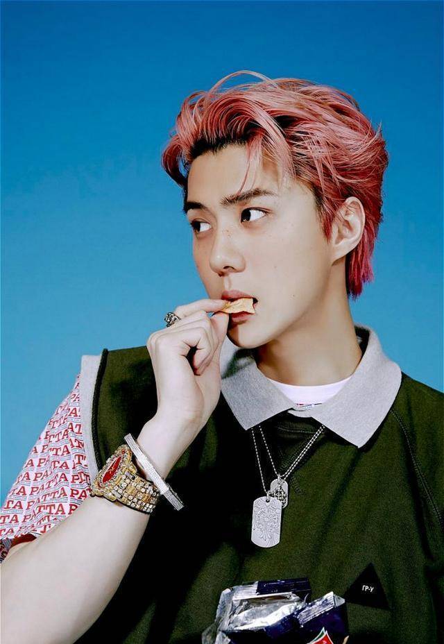 韩国偶像组合exo的成员吴世勋&朴灿烈公开了近况.