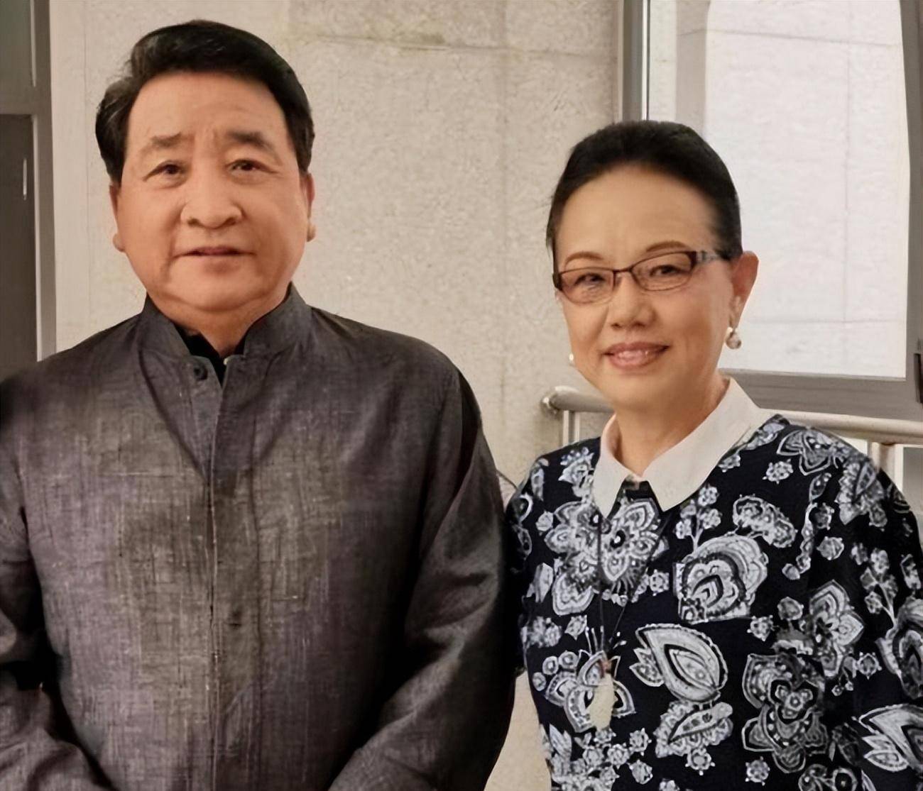 姜昆女儿姜珊:父亲掐断明星梦,因一段相声被内涵,今44岁仍单身_李静民