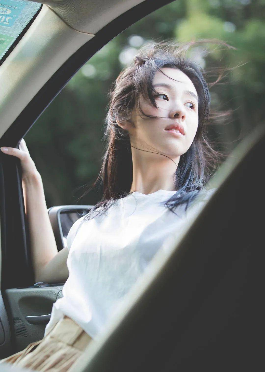 利用车窗框和椅背的线条作为引导线,非常的出片~如果你特别不会摆姿势