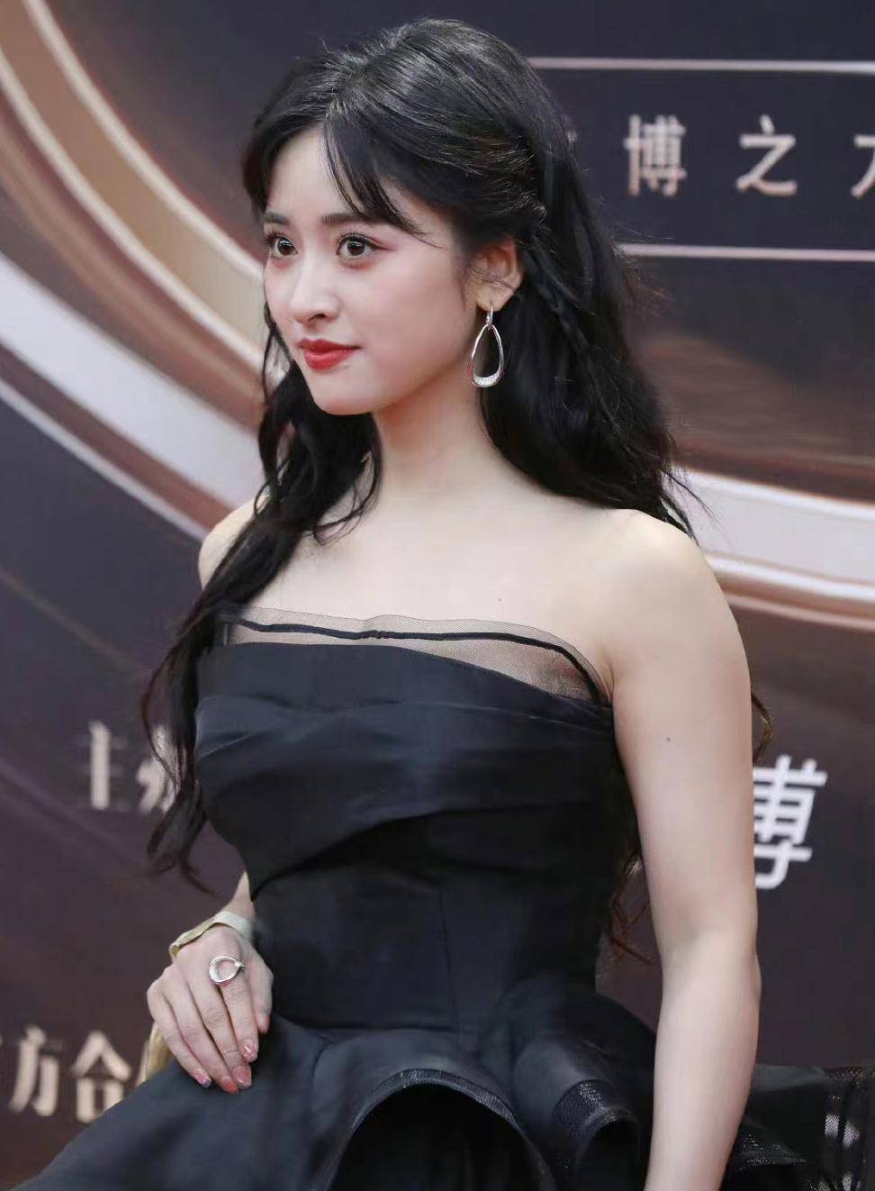微博之夜红毯大赏:95花不齐,85花盛开,仙剑四大美女撑起门面_活动