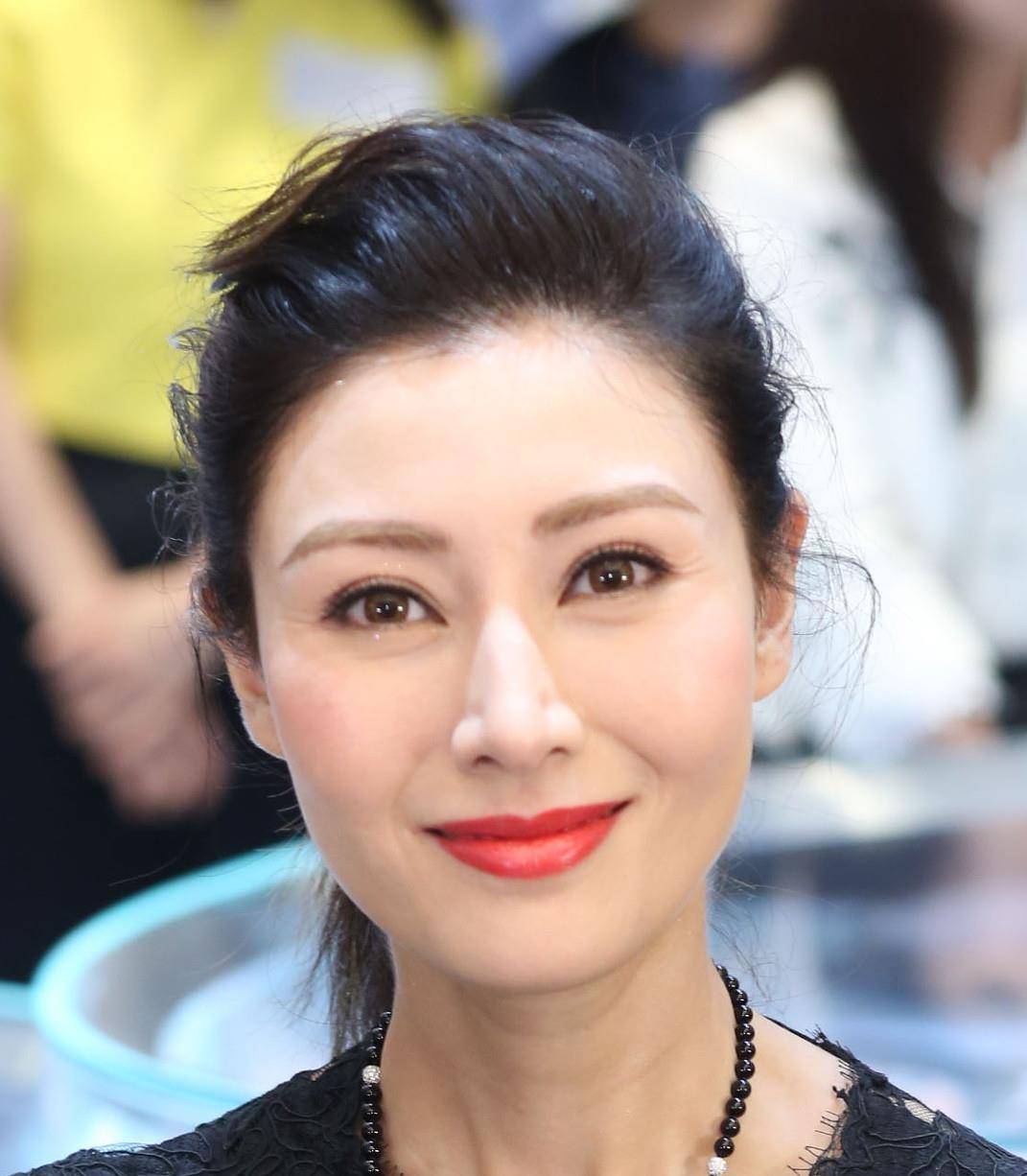 如今一晃数十年过去,李嘉欣前段时间晒出一家三口游艇照片,美人已经不
