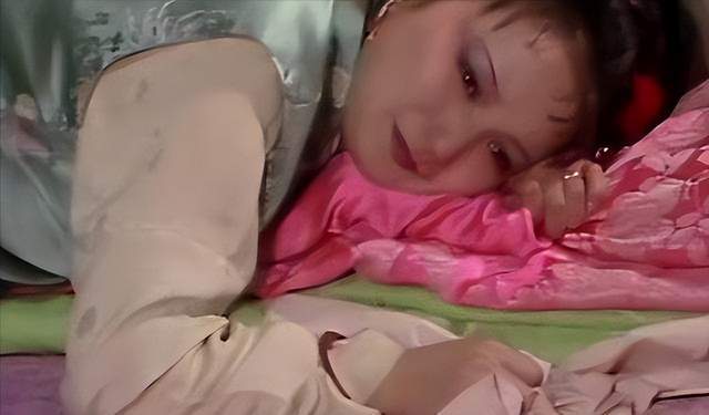 凤姐吃醋平儿无辜被打,宝玉得以替平儿理妆一回,为何喜出望外?