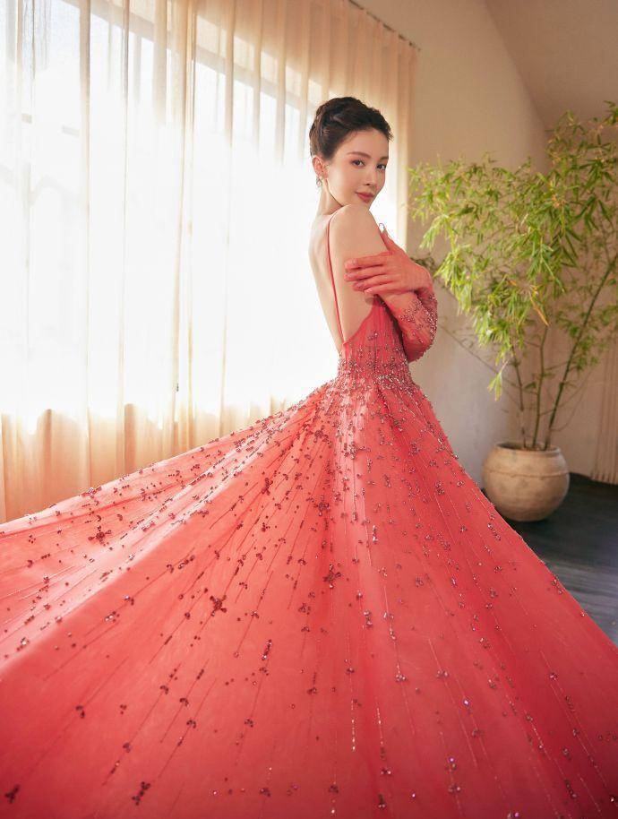 金晨美又来了!费加罗时装节红毯抢眼风光,时尚感十足