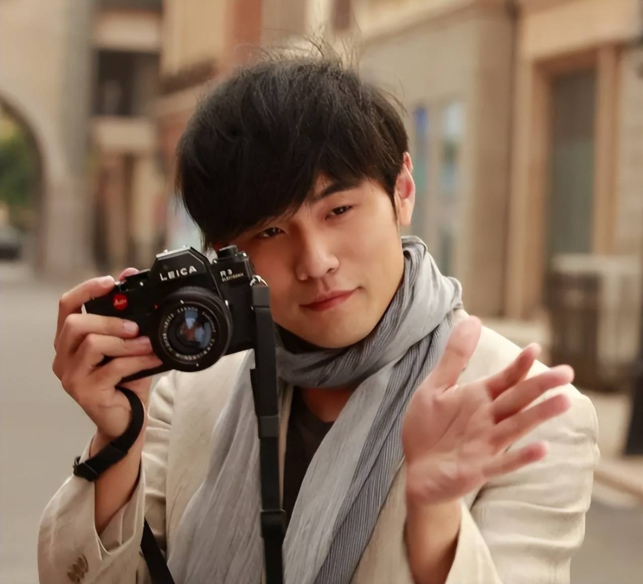 就像当初《离人愁》的原作者李袁杰,明明是一位网红歌手,可当被华晨宇