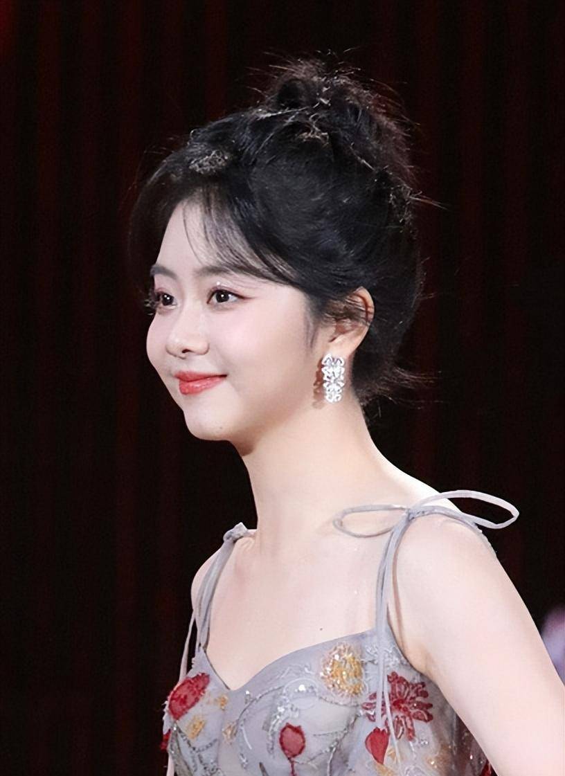 被谭松韵的红毯图"圈粉"了,原来她的"少女感"真不是吹出来的_圆脸