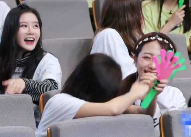 安崎不小心把拍手器甩了出去,谁注意蔡徐坤说了句啥?