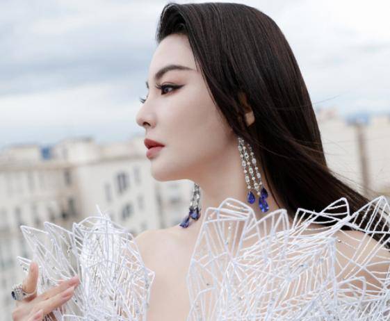 张雨绮穿纯白线雕3d打印礼裙,宛如人鱼公主,脚趾挤出鞋外成败笔_衣服