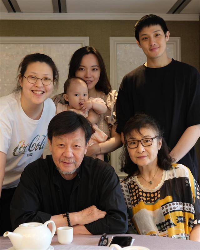寇世勋:带情人回家与原配共处36年,68岁时分享一家六口照片_崔瑶琪
