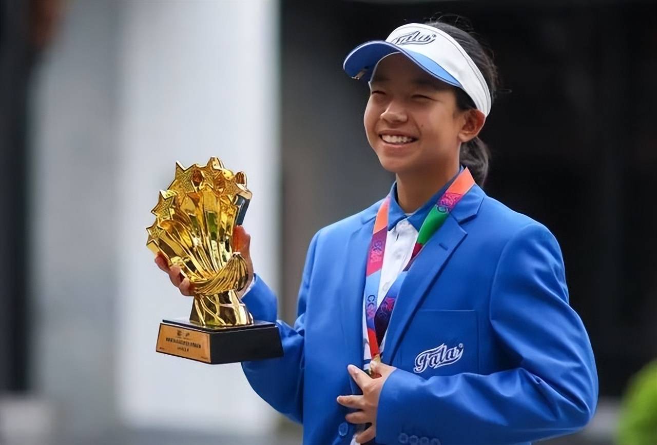 恭喜,刘国梁笑了,女儿刚过完13岁生日就夺冠,目标排名世界第一_刘宇婕