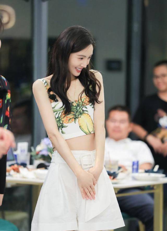 "初代浪姐"组团打卡《中餐厅》,金晨bm风张萌减龄风,各有千秋_风格