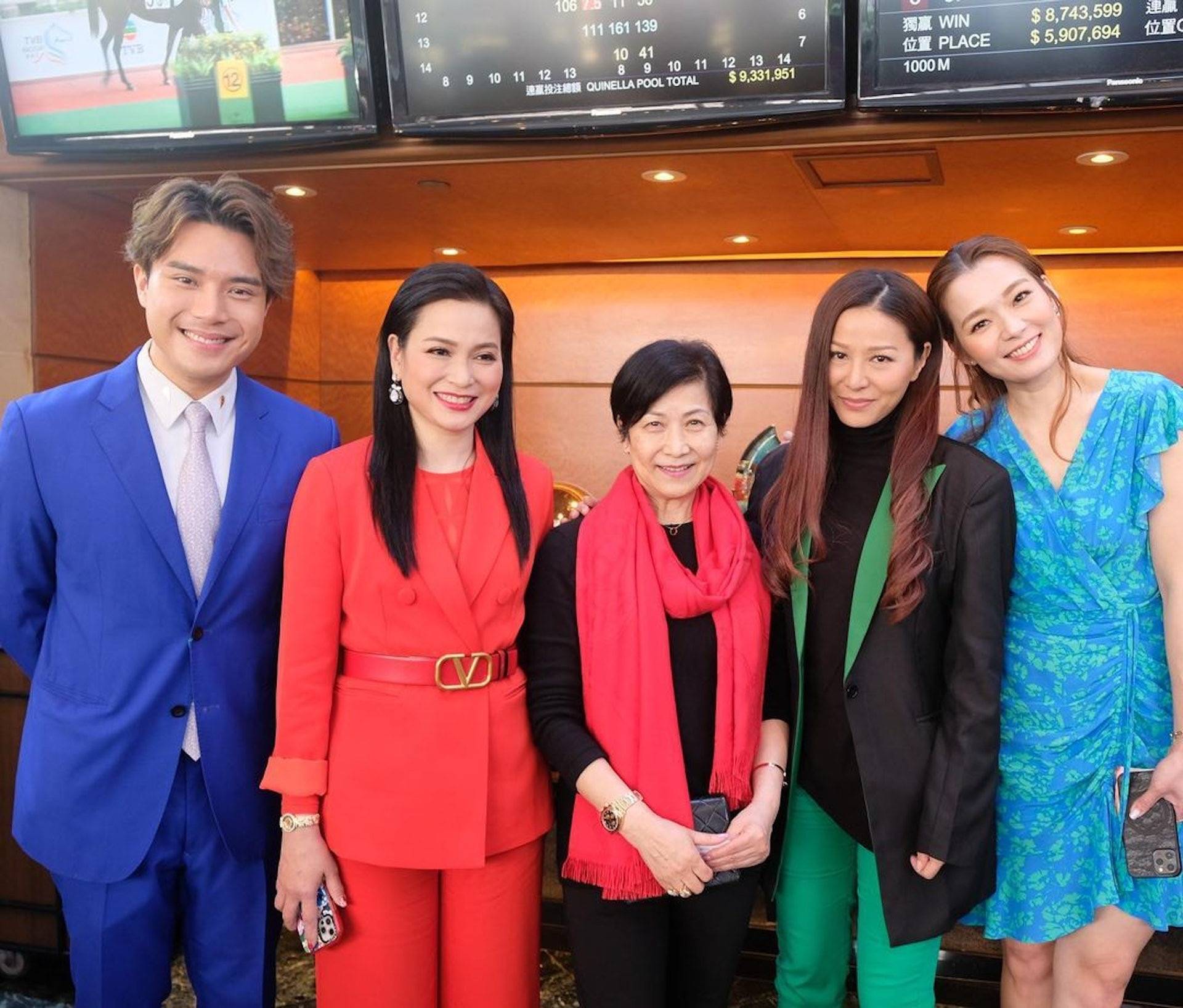 家中设宴,合照91岁胡枫坐中间,tvb两大高层出席_陈浚霆_曾励珍_陈仕伟