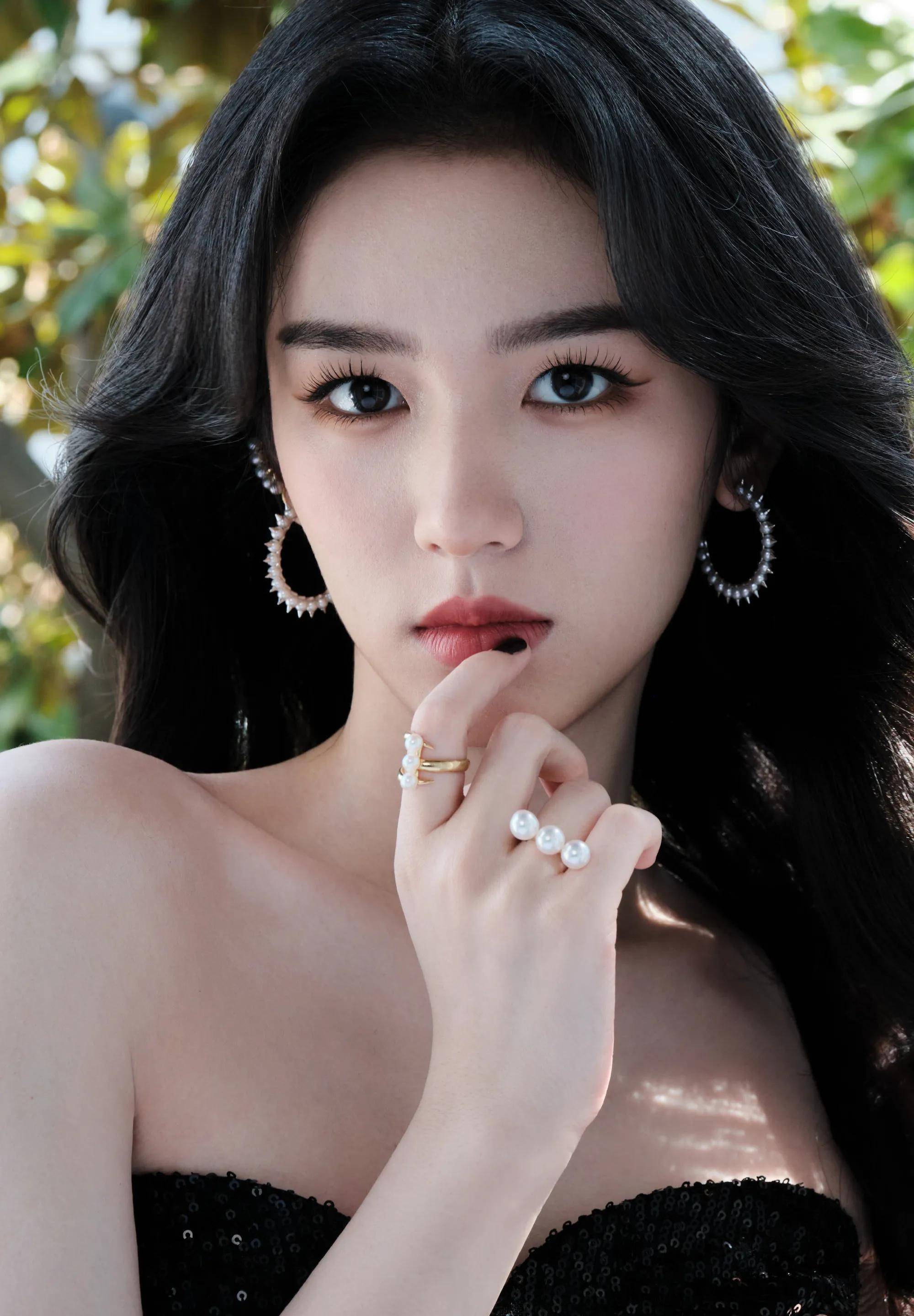 周也一袭黑裙现身,身材轮廓分明,现身上海某活动,高