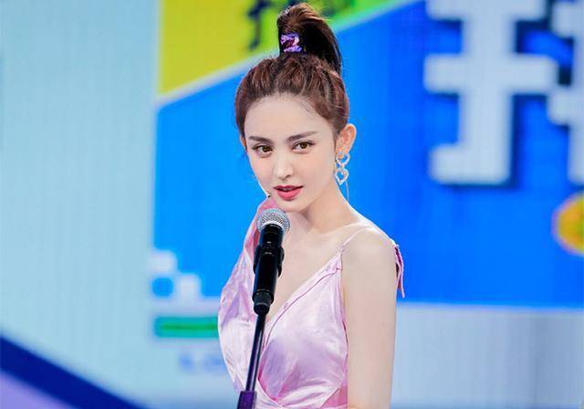 古力娜扎录节目真招摇,穿粉裙不怕显身材,领口大开女人味十足