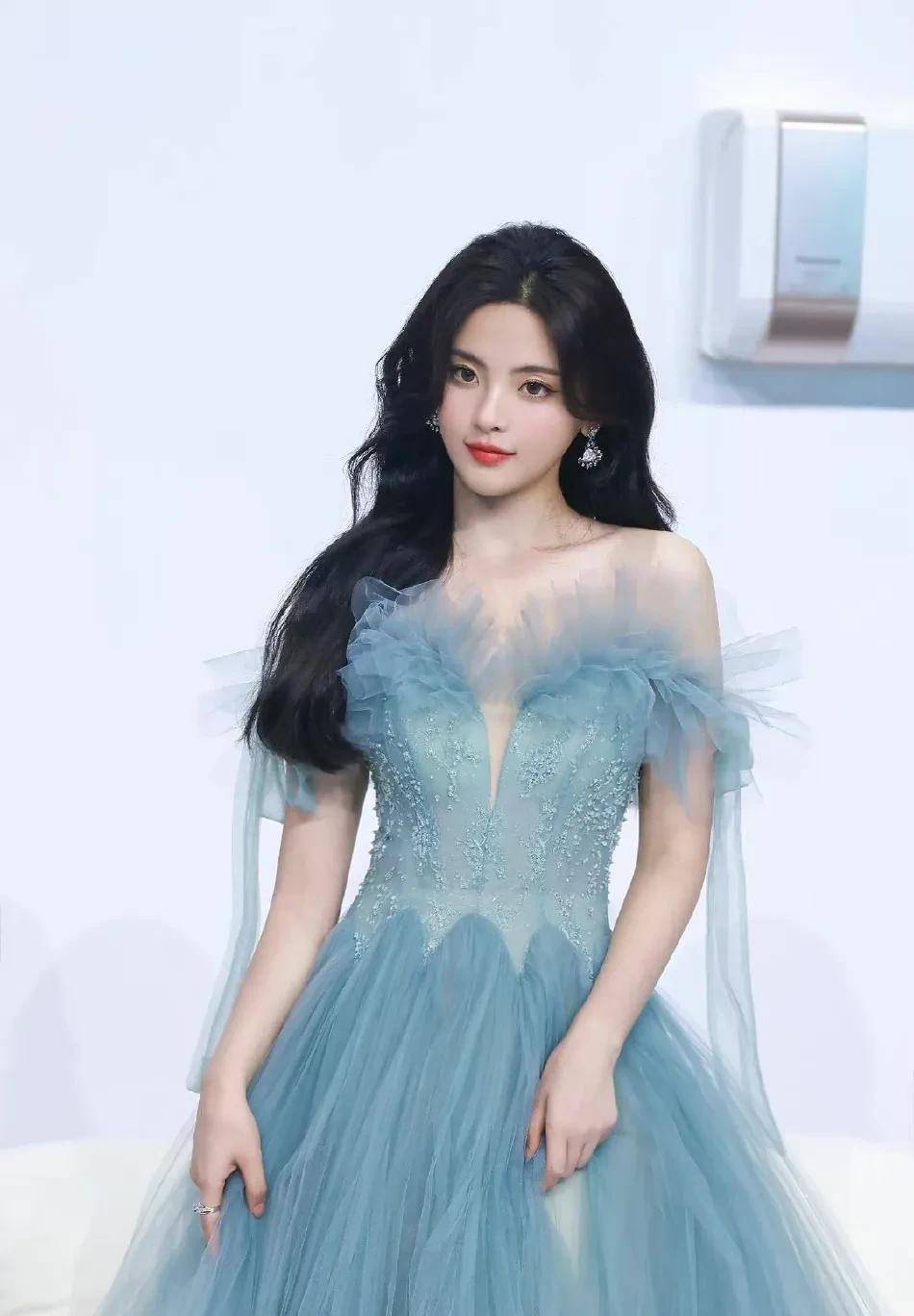 奶黄色的深v连衣裙让杨超越成为了最近的热门剪影!