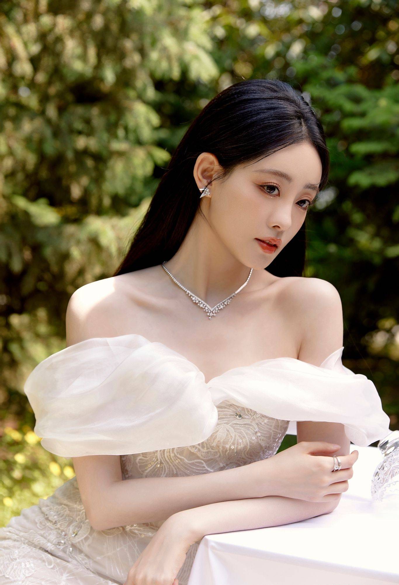 祝绪丹白色抹胸连衣裙性感写真_经典_美得_演技