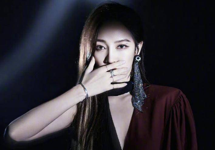 "姐姐团"光影大片:万茜太a,黄龄妩媚,我却被张雨绮惊艳了_音符_孟佳