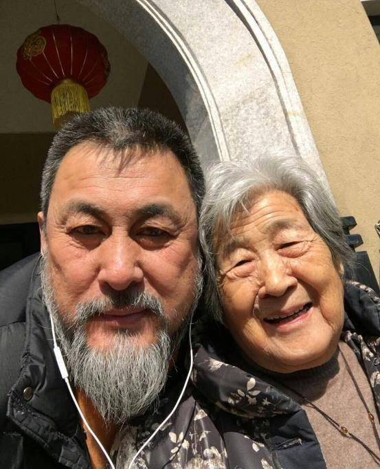 陆树铭表示,无论如何不会让妻子吃苦,会让她在家相夫教子,哪怕揭不