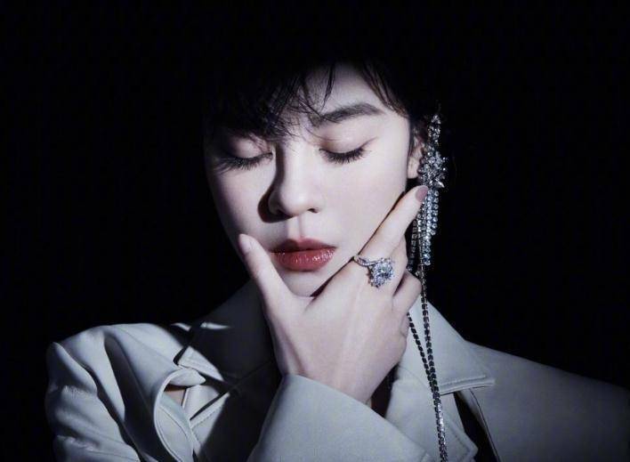 "姐姐团"光影大片:万茜太a,黄龄妩媚,我却被张雨绮惊艳了_音符_孟佳