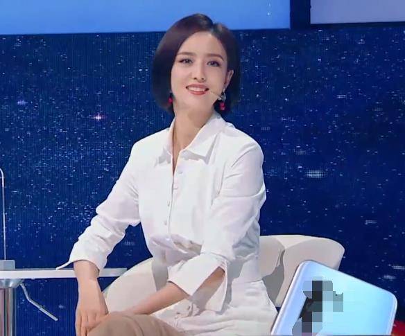 因为当时,其他女明星除了张萌穿的是裤装以外,薇娅和佟丽娅穿的都是