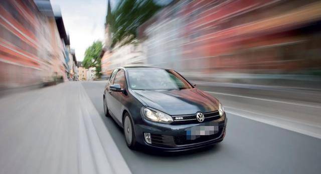 高速偶遇"破大众",本以为不值钱,看到尾标和车牌:值450万_搜狐汽车