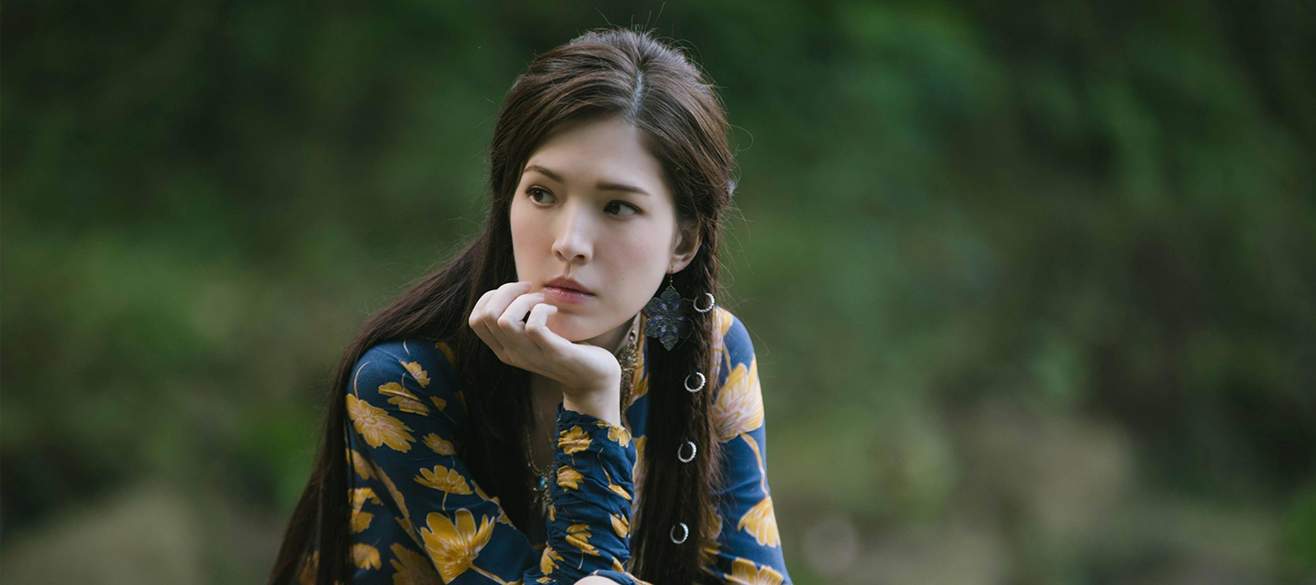 此时,纸片人的出现,除了引发闹剧,也促使陈美如重新