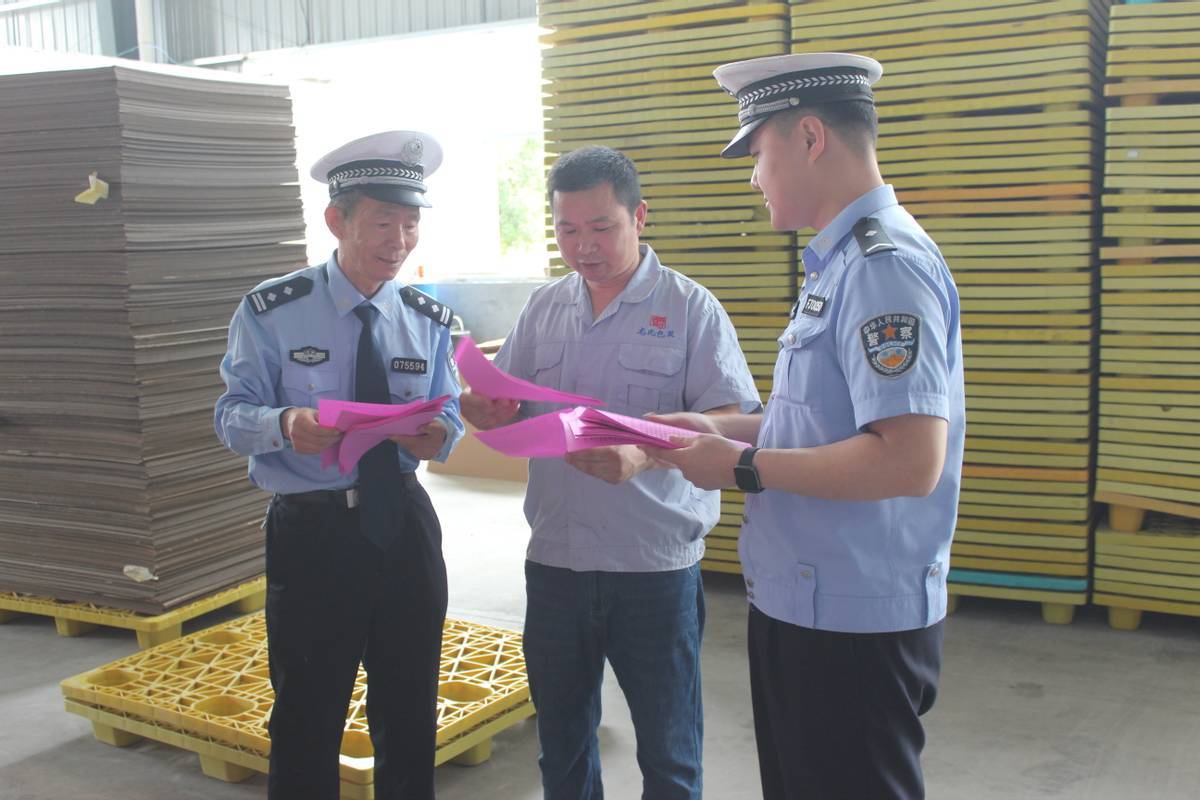 【一盔一带】平舆交警深入辖区企业,社区开展交通安全宣传活动_安全带