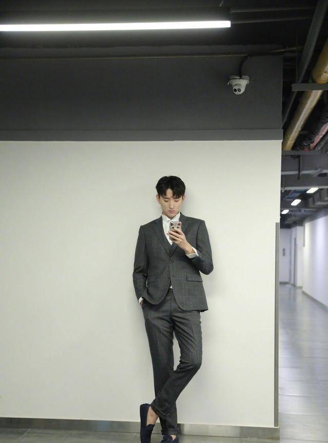 "女装大佬"于小彤,不爱西装更爱卫衣,私下搭配满屏全是大长腿_黑色_一