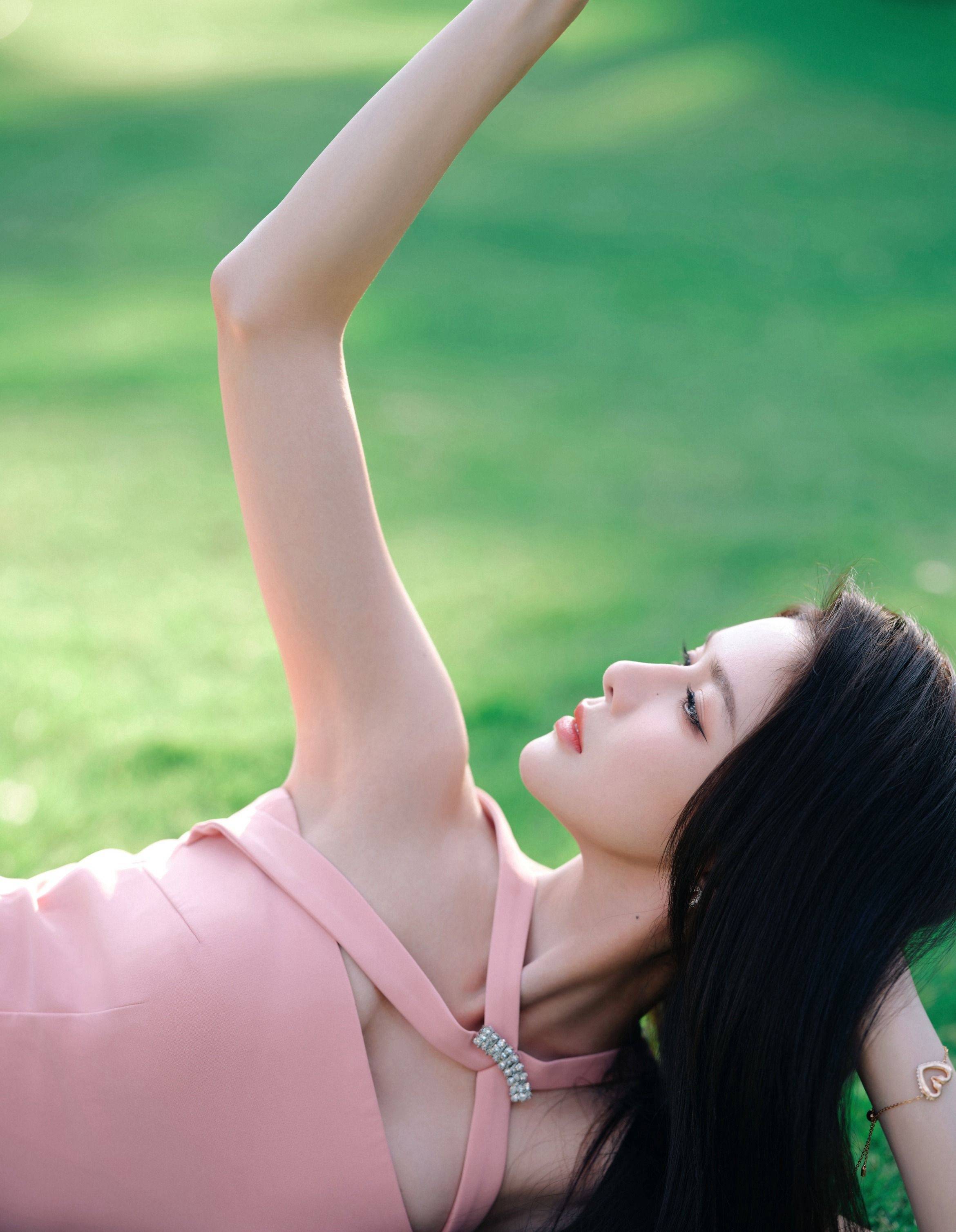 蔡卓宜粉红连衣裙性感写真_身材_漂亮_网友