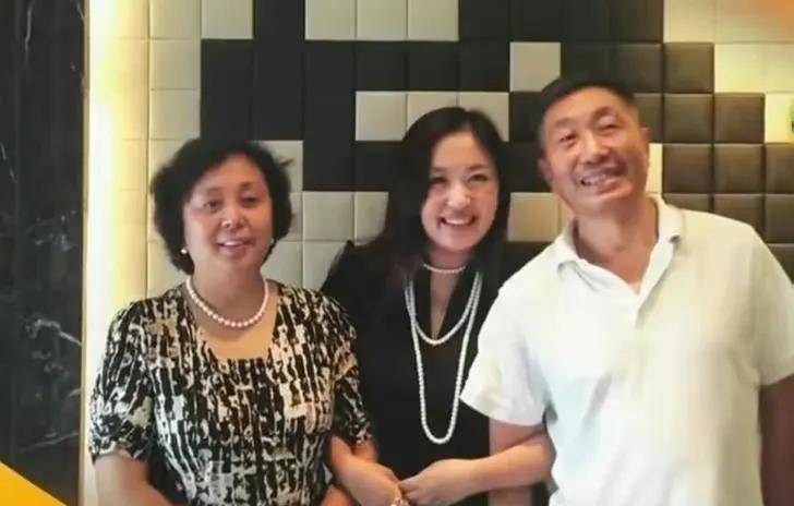 杜源,4岁和妻子相识,结婚40年无绯闻,吵吵闹闹的爱情令人羡慕_范小春