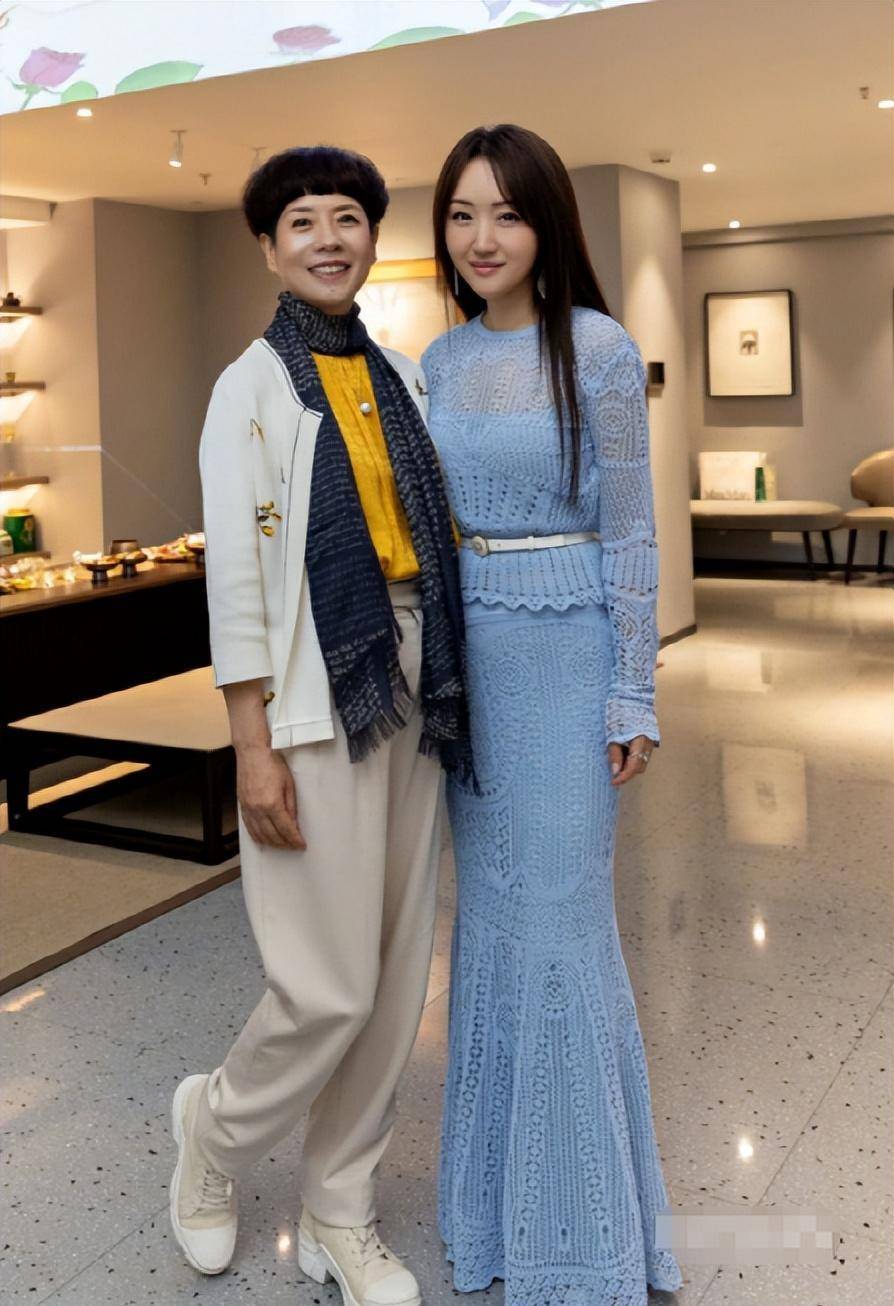 杨钰莹在社交平台晒出了自己和闺蜜的合照.