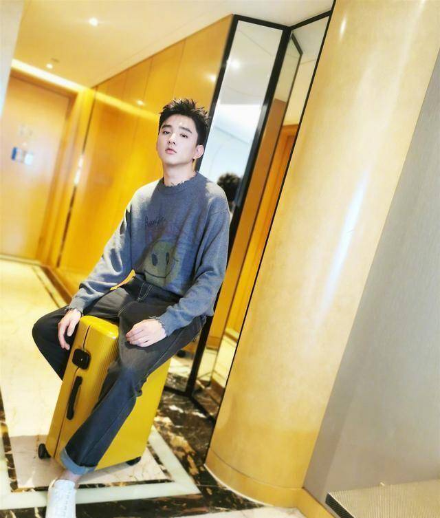 "女装大佬"于小彤,不爱西装更爱卫衣,私下搭配满屏全是大长腿_黑色_一