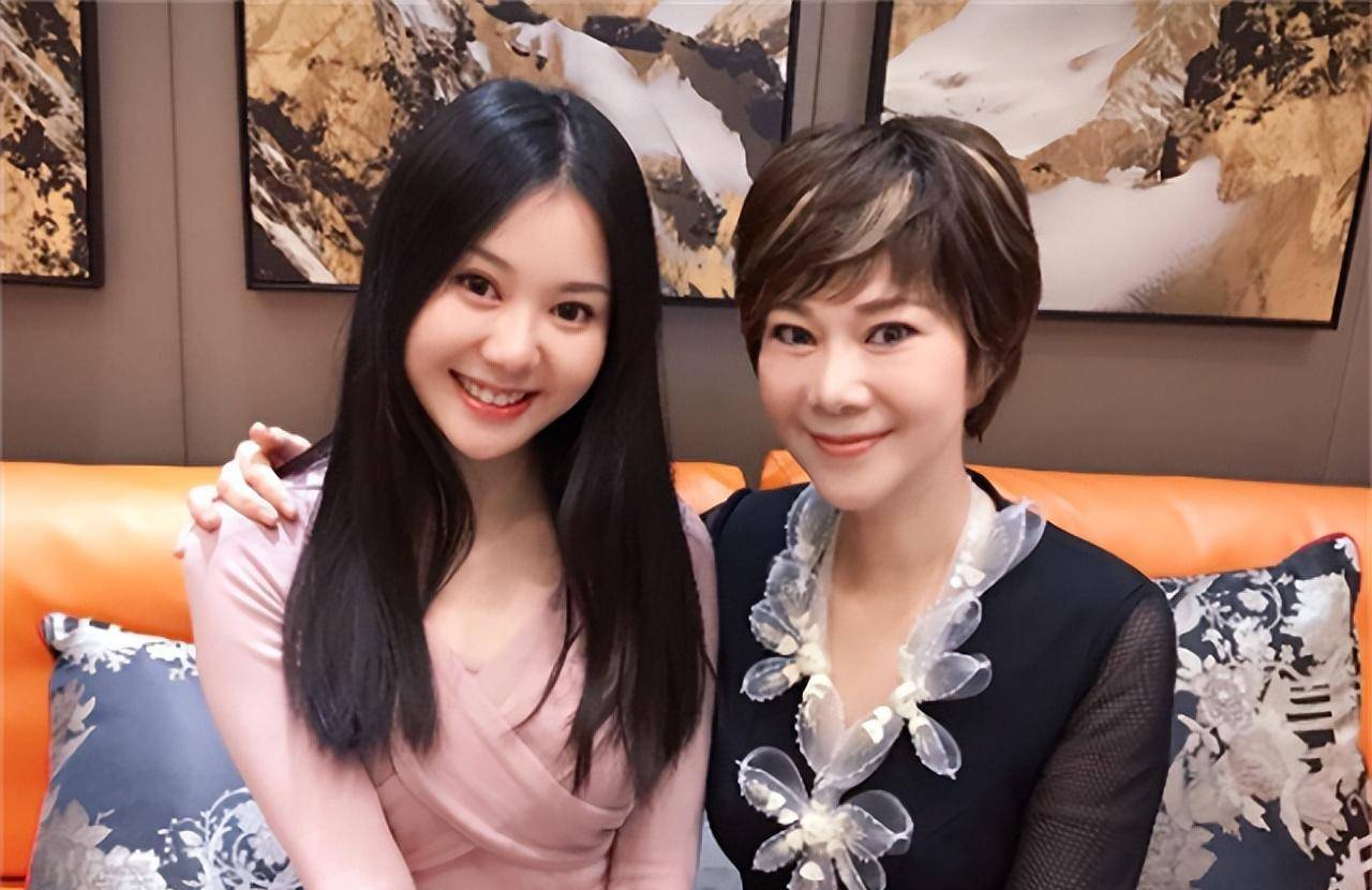 施之皓前妻曹燕华低调二婚,嫁1.