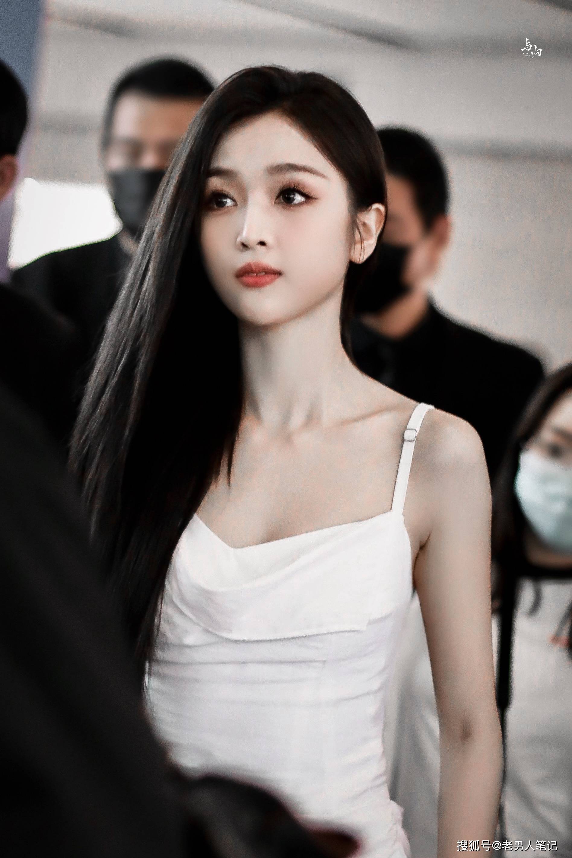 粉丝镜头下的吴宣仪,一身白色吊带露背长裙,甜美知性清丽可人_时尚