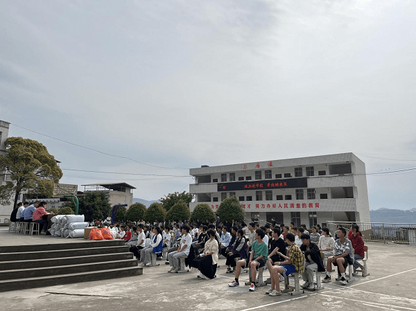 巴州区白庙乡中心小学校举行 "爱心连童心,大手牵小手"未成年人保护