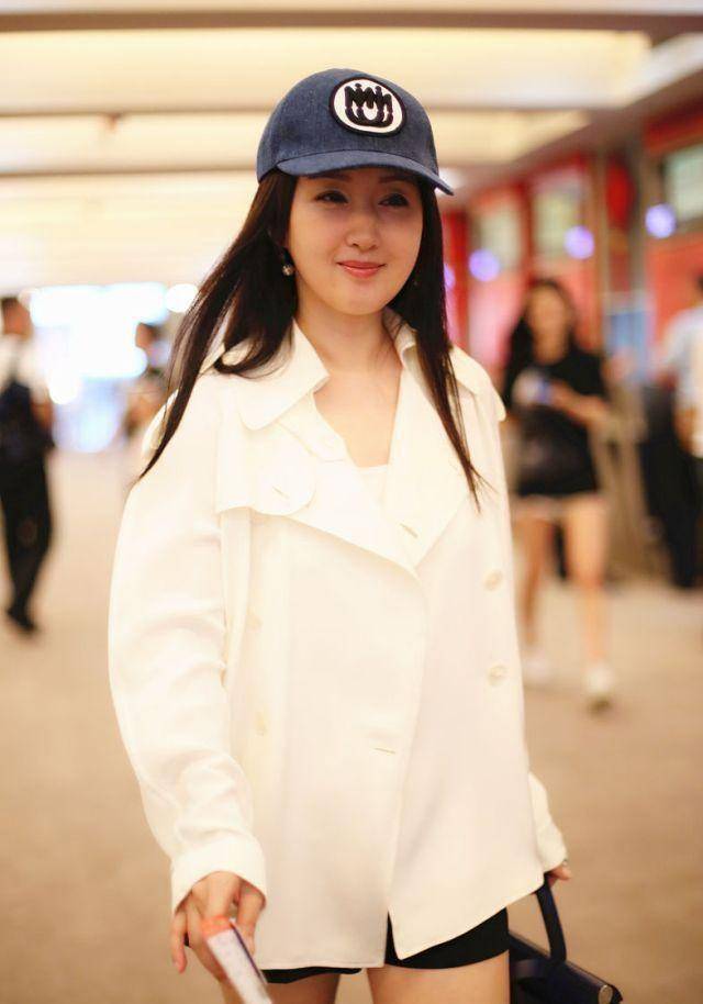 "玉女"杨钰莹现身机场,48岁的她虽然容颜未老,但是略显发福_棒球帽