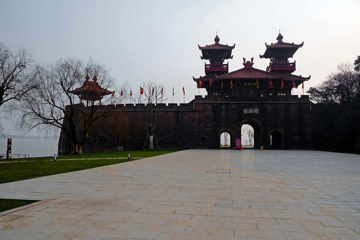 通过荆州郢城留下的古代遗址,回顾我国历史,探索秦朝