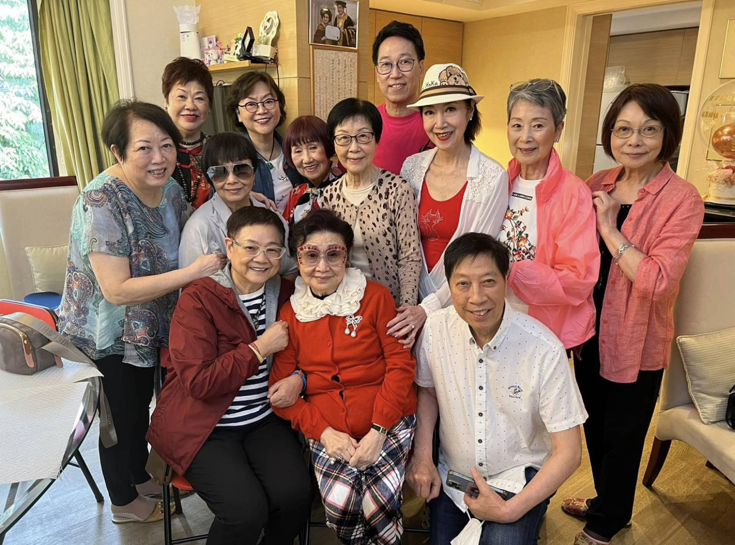 曝光,在家中庆生主持切烧猪仪式,头发全黑显年轻_生日_任剑辉_粤剧