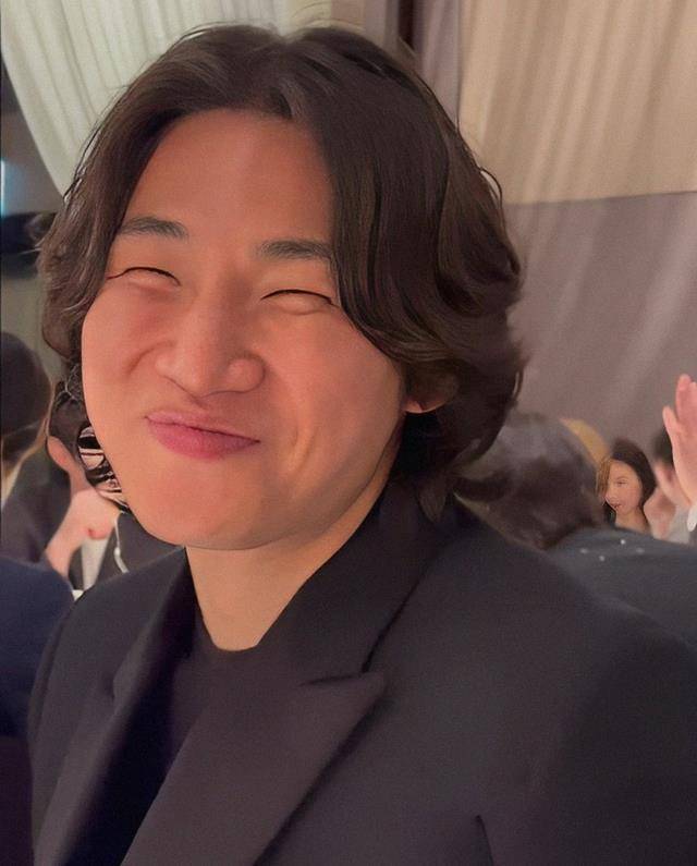 姜大声与权志龙是一个组合成员,年龄小一岁,然而气质完全不同,大声笑