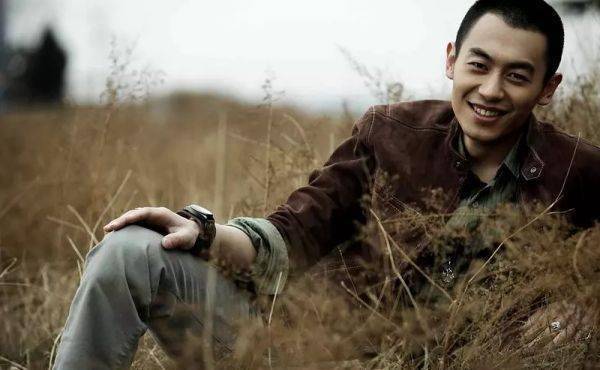 哪怕现在朱亚文的片酬很高戏约很多,但是两个人之间的相处方式是依然