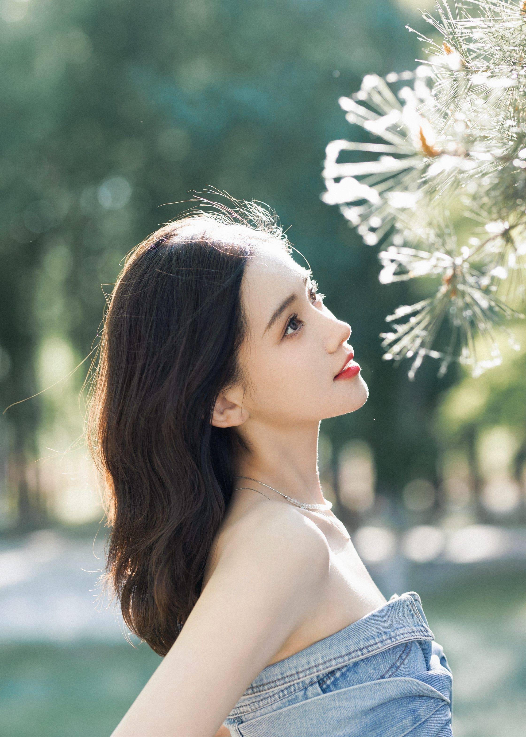 李沐宸抹胸装香肩性感写真_大气_白色_整体