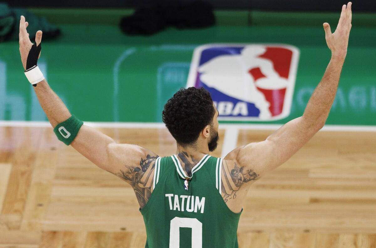 比赛开始一度僵持不下,下半场时候,塔图姆和布朗联手发起猛攻,分差