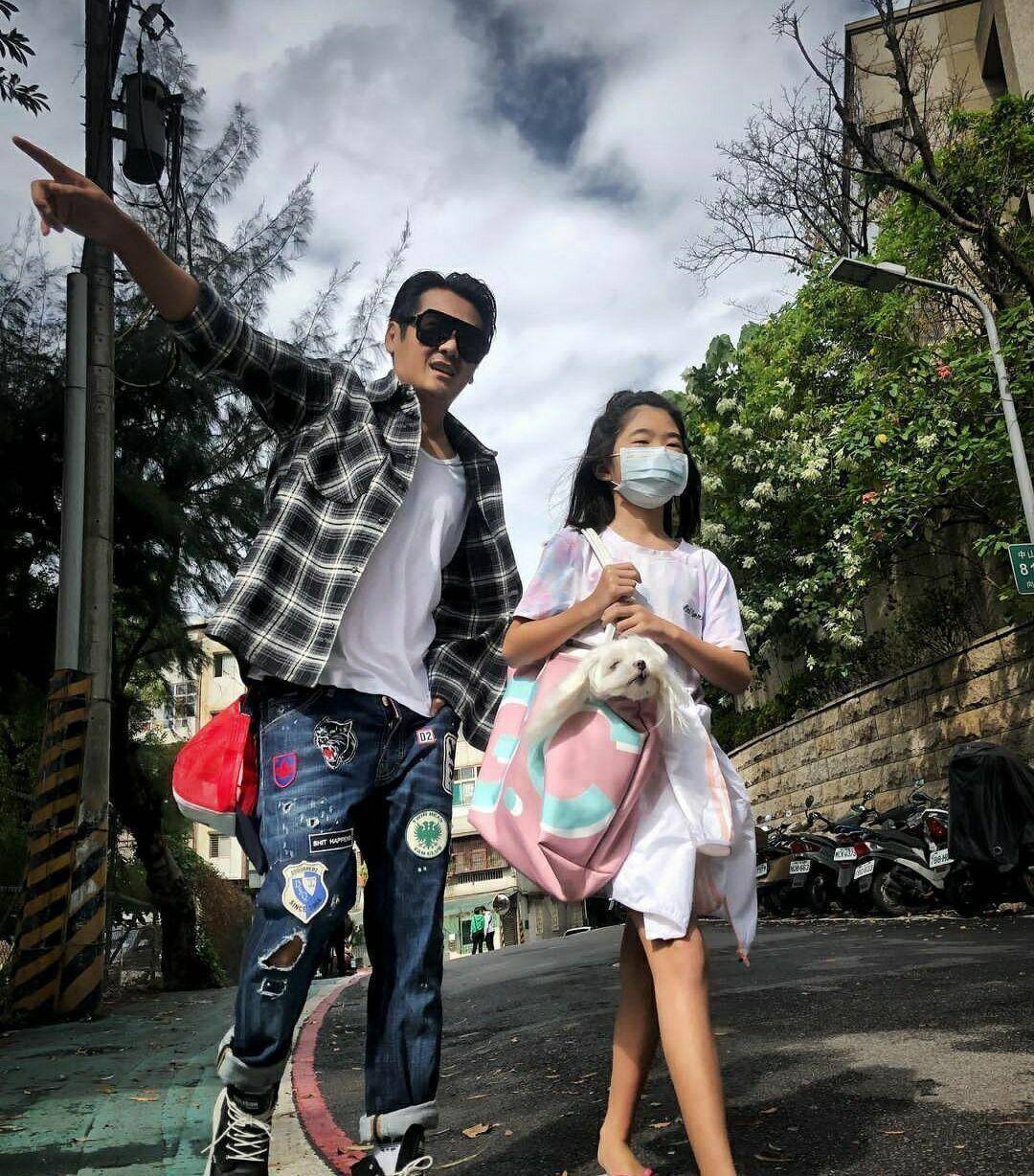 grace曹华恩长势惊人,仅10岁和爸爸曹格出街像情侣_姐姐_网络_身高