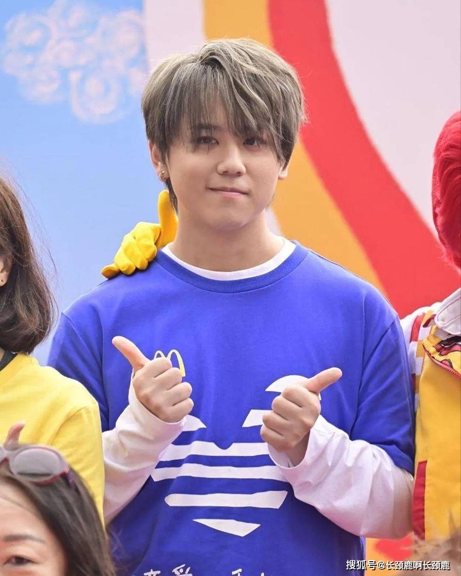 姜涛就跟和他差不多同一时间,同样都是选秀而走红的蔡徐坤和姜丹尼尔