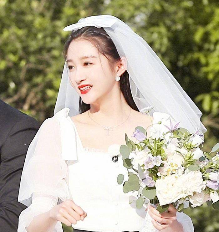 《奔跑吧》关晓彤杨颖同穿婚纱,输了颜值却赢了腿,是心动的感觉_节目