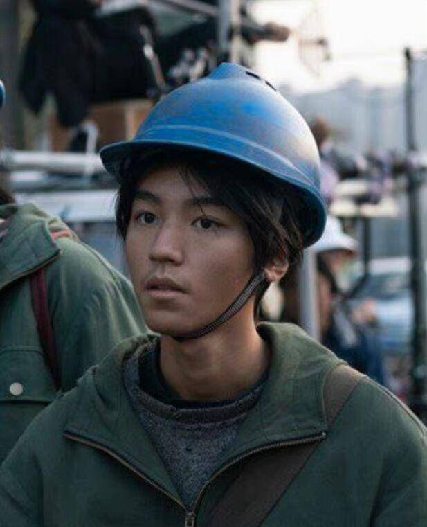 《断桥》制片人再晒王俊凯剧照,身上衣服破洞,指甲缝隙都是灰尘_孟超